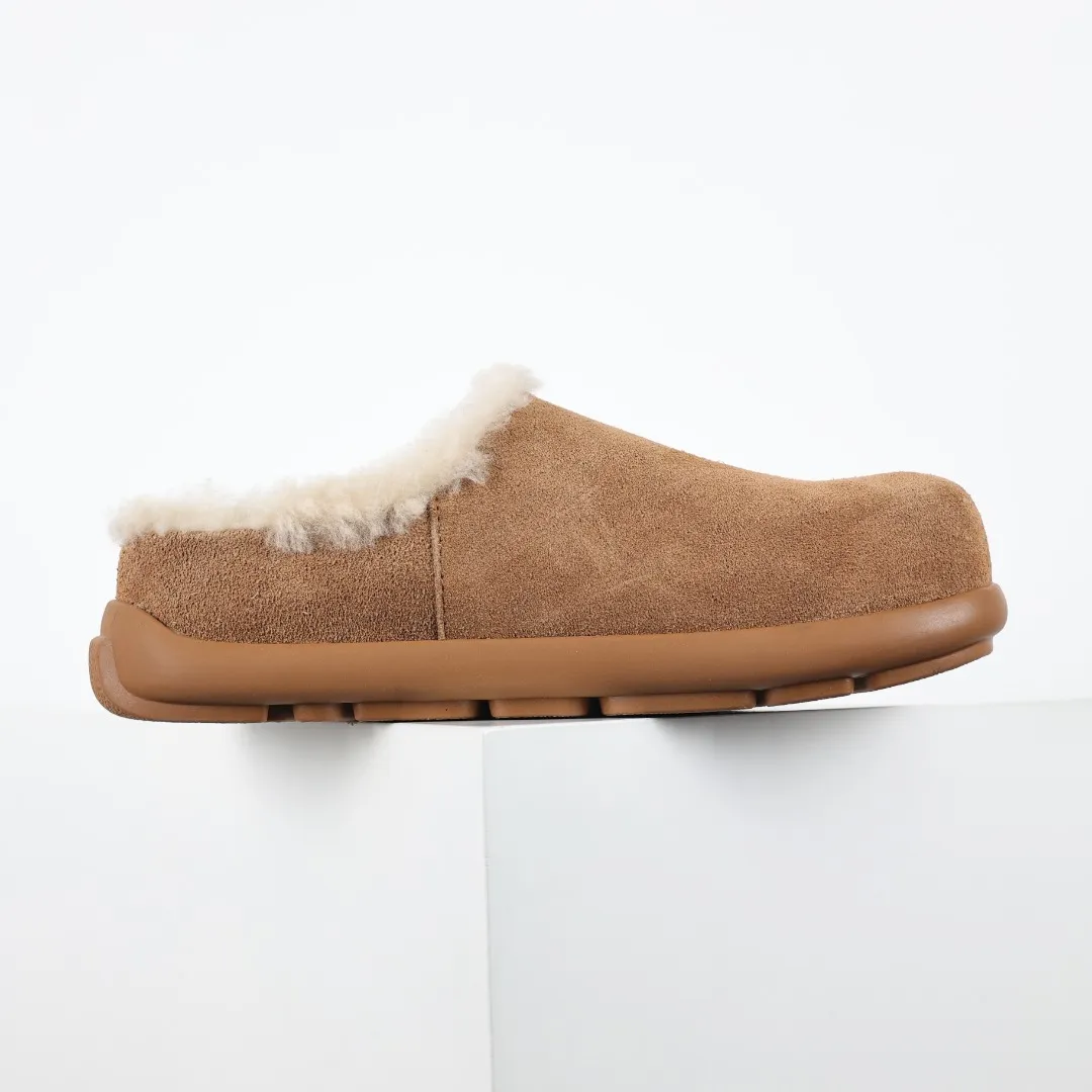 Pick up locally💰560 Core recommendation Good price Independently developed original outsole and cashmere insole to keep you warm in winter and suitable for home use. In the new year, uug launched a style series, which is partially geared towards the preferences of young consumers and has also moved to the forefront of fashion trends. Shoe body material Water-repellent coated suede upper 17 mm UGGPURE™ implanted wool insole Lightweight non-slip comfortable rubber outsole With brand LOGO trademark Comes with a full set of packaging Size: 35 36 37 38 39 40 41 42 43 44